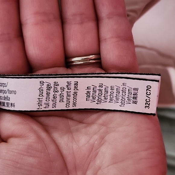 Victoria's Secret 32C - Picture 9 of 12